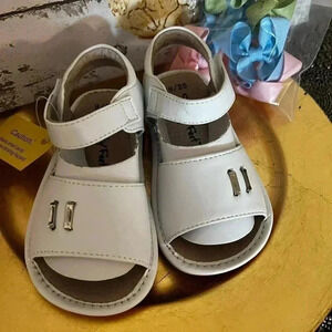 LITTLE GIRLS SQUEAKY FEET SANDALS SIZE 9 WHITE NIB